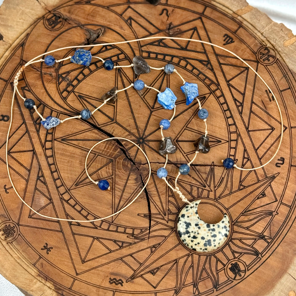 Collar Trenzado con una Luna de Jaspe Dálmata natural, Lapislázuli y Cuarzo Ahumado