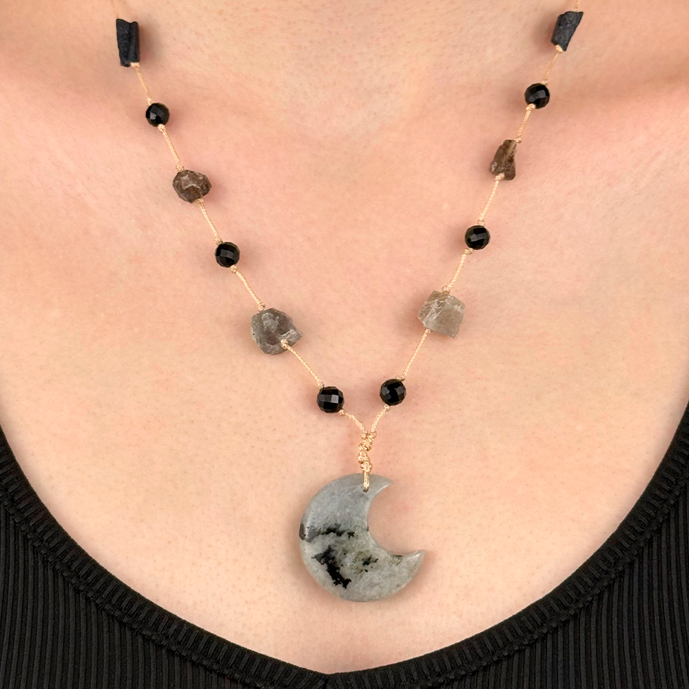 Collar tejido con una luna de Labradorita natural, Turmalina y Cuarzo Ahumado