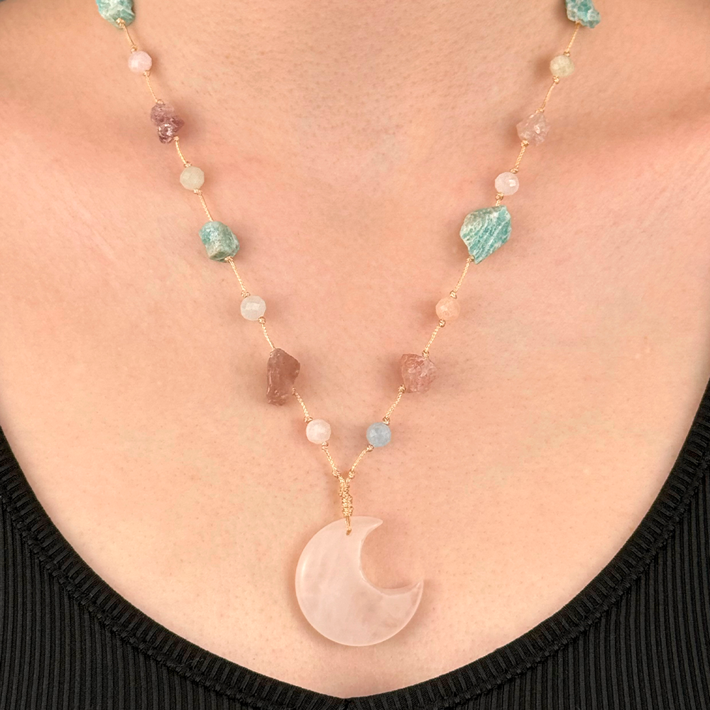Collar tejido con luna hecha de cuarzo rosa natural, morganita, cuarzo fresa y amazonita