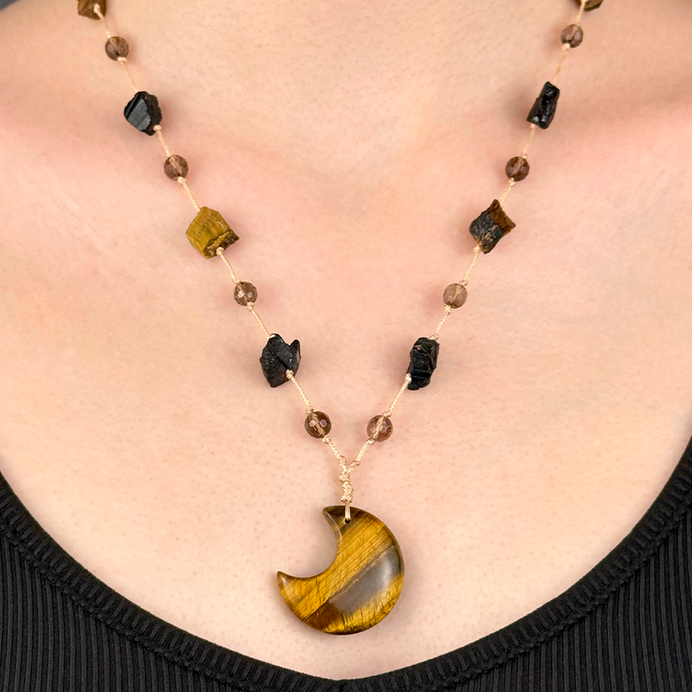 Collar tejido con una luna hecha de Ojo de Tigre natural, Turmalina y Cuarzo Ahumado