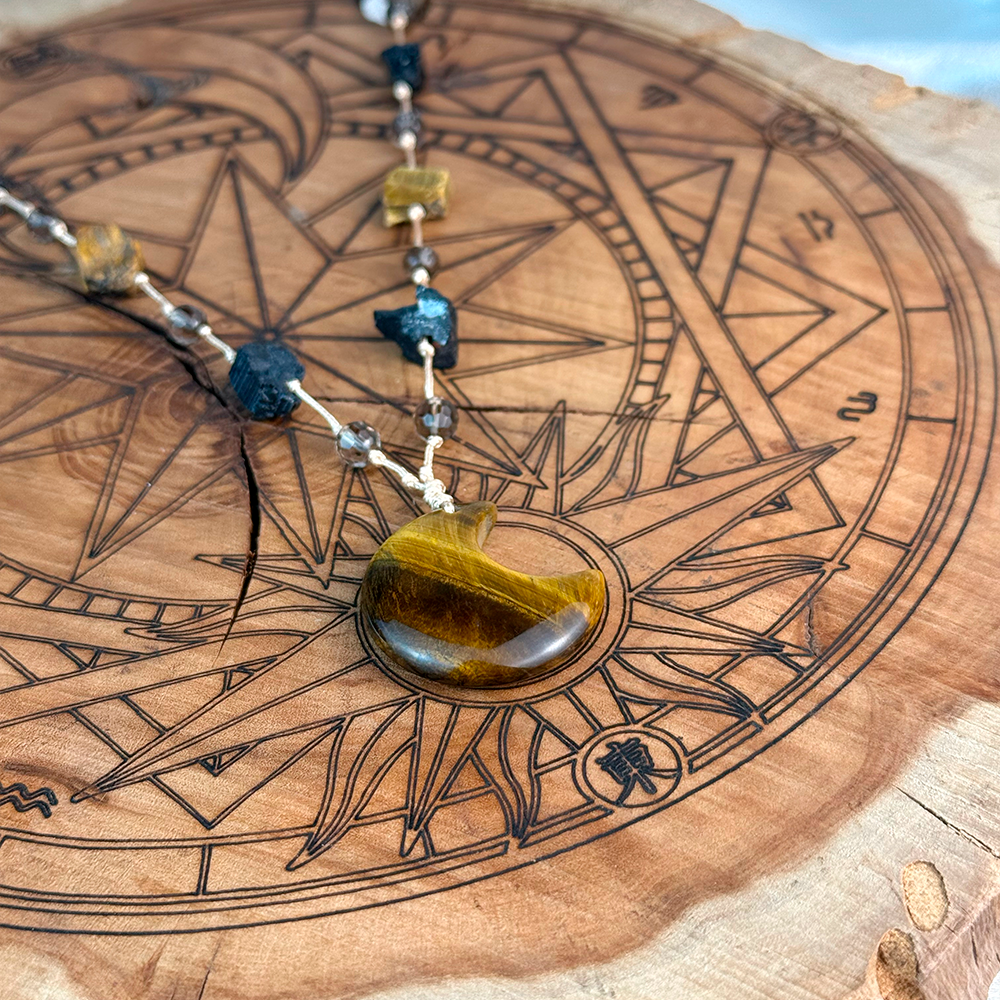 Collar tejido con una luna hecha de Ojo de Tigre natural, Turmalina y Cuarzo Ahumado