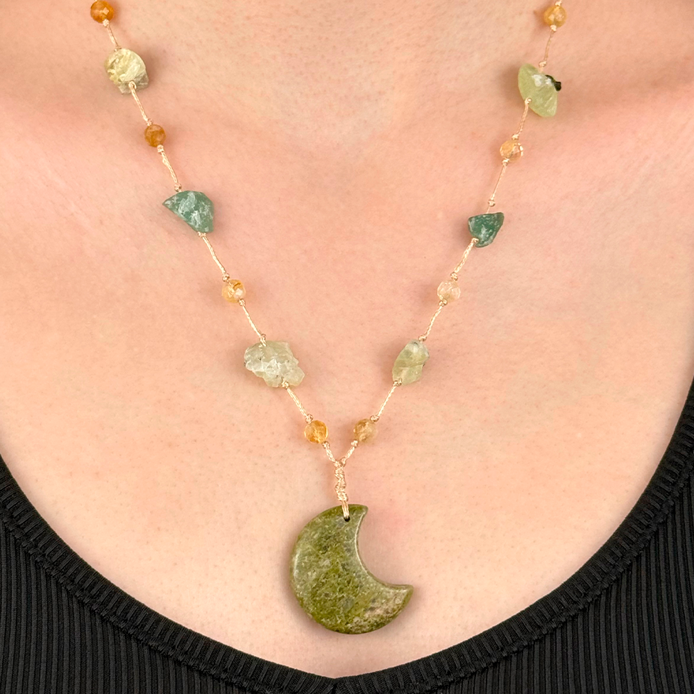 Collar tejido con una luna de Unakita, Aventurina y Prehnita naturales